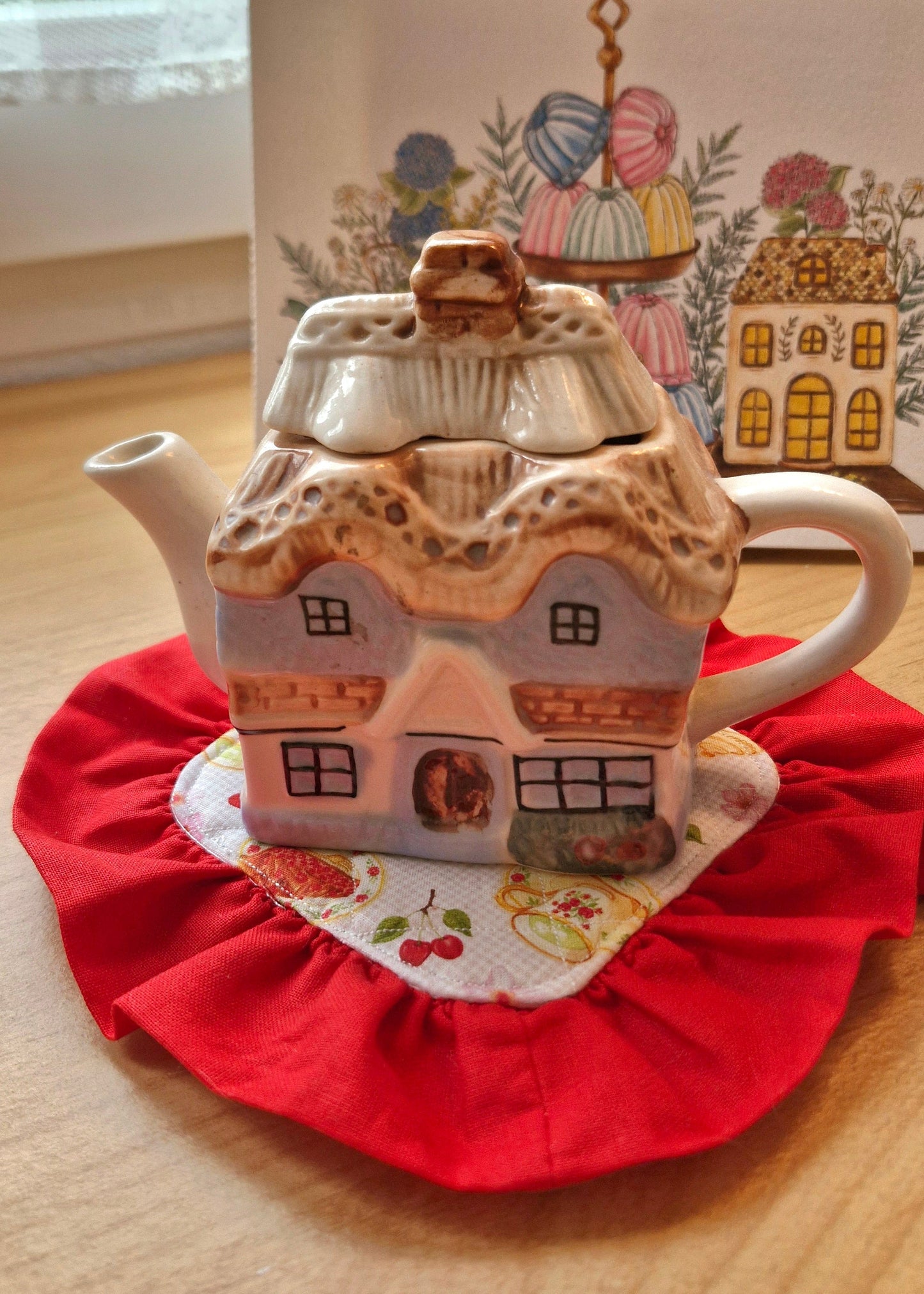 Sous-verre cousu main. Matelassé avec volant rouge. Tissu illustré unique fait main